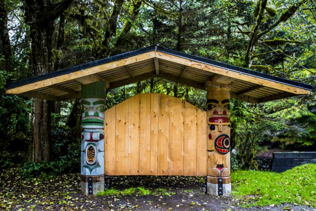Sculture in legno della tribù Haida