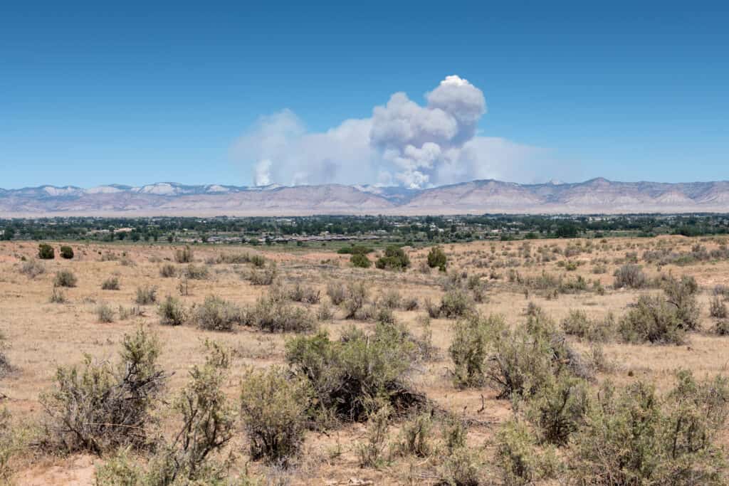 il fumo sale dai Bookcliffs vicino a Grand Junction, in Colorado, nell'incendio di Pine Gulch