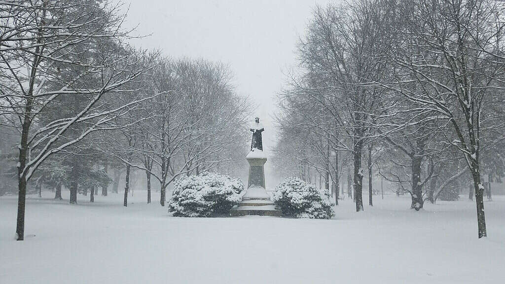 South Bend, Indiana, statua di Edward Sorin a Notre Dame ricoperta di neve - il luogo più nevoso dell'Indiana