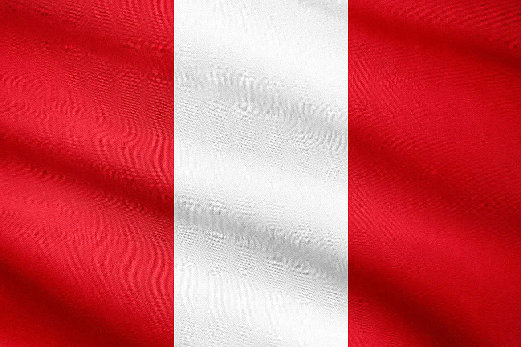 La bandiera nazionale del Perù è simile alla bandiera dello stato ma senza lo stemma al centro.