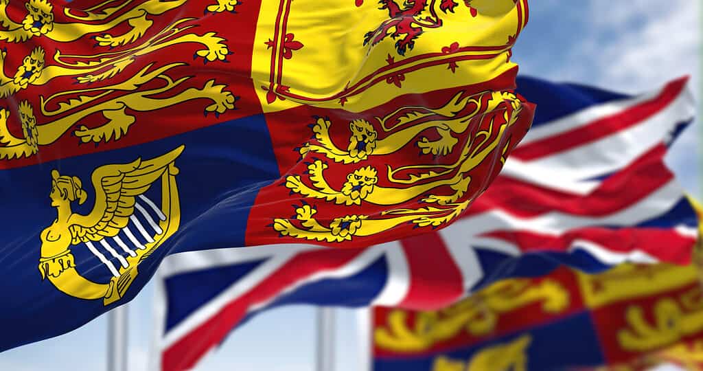 La bandiera Royal Standard del Regno Unito che sventola nel vento