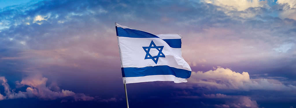La bandiera di Israele presenta la stella di David che rappresenta l'ebraismo