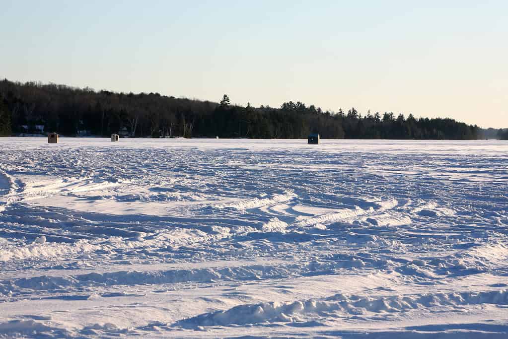 Baracche per la pesca sul ghiaccio su un lago nel Maine