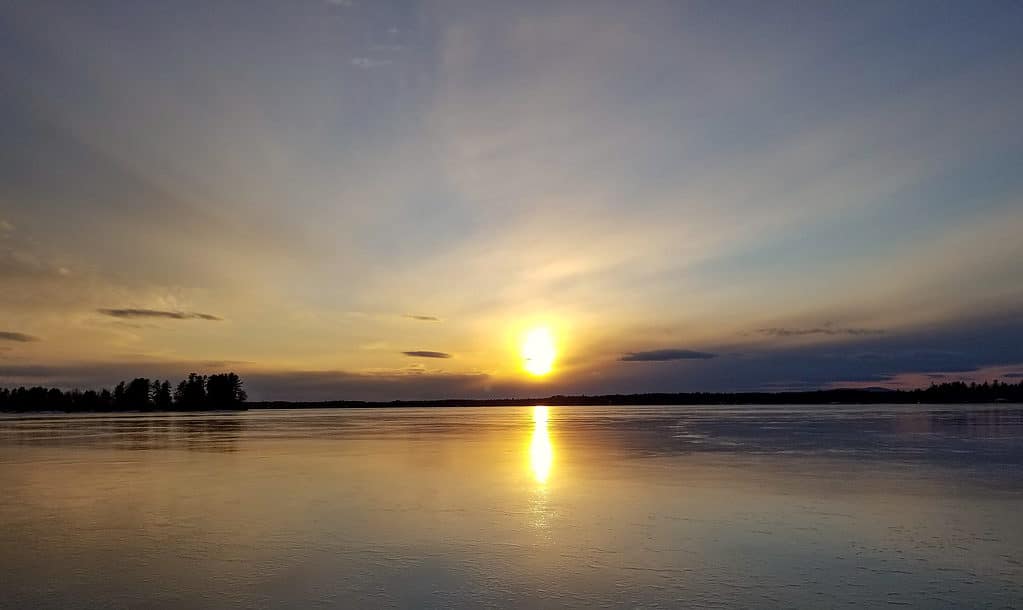 Lago Sebago nel periodo invernale.