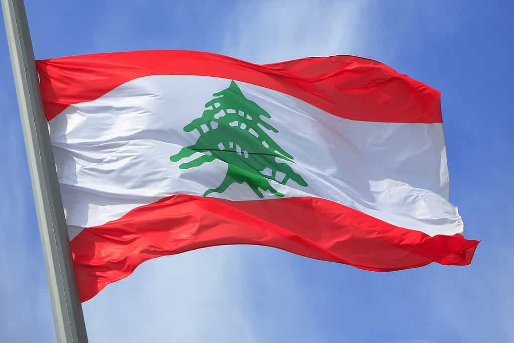 Bandiera del Libano che fluttua nel vento