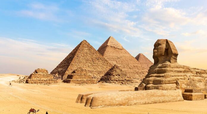 Great PYramid of Giza with the Great Sphinx