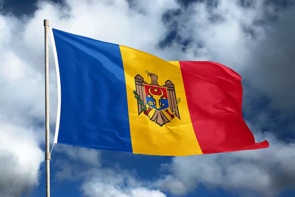 Bandiera della Moldavia che fluttua nel vento