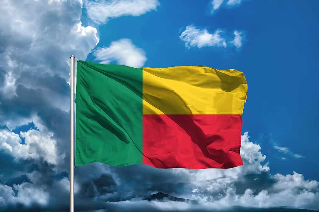 Bandiera del Benin che sventola nel vento
