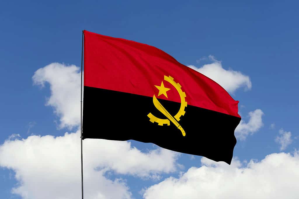 Bandiera dell'Angola che fluttua nel vento