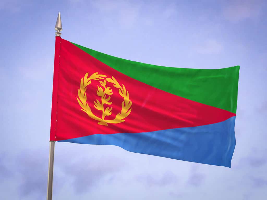 Bandiera dell'Eritrea che sventola nel vento.