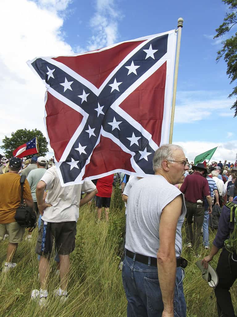 Uomo con bandiera confederata