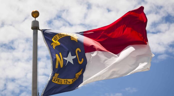 La bandiera della Carolina del Nord: storia, significato e simbolismo
