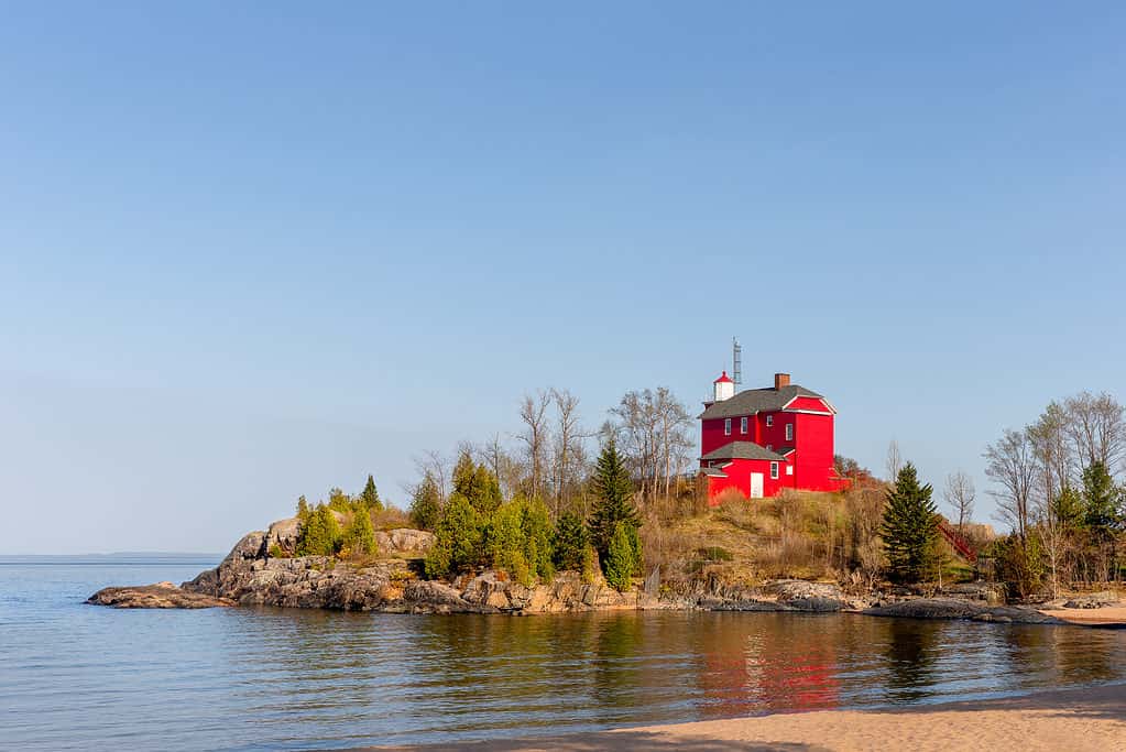 Bello faro del porto di Marquette nel Michigan