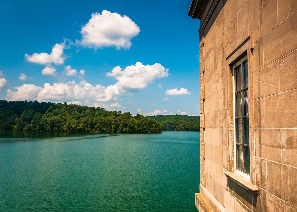 Una vista dalla diga di Prettyboy al bacino idrico di Prettyboy - il più grande lago artificiale del Maryland