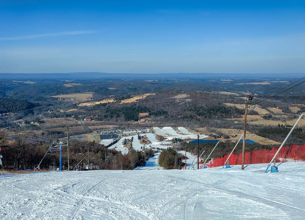 Piste da sci Blue Mountain nelle montagne Pocono della Pennsylvania.  La vista è dall'alto guardando verso il basso.