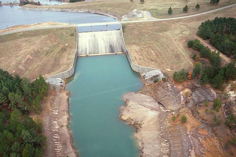 Lo sfioratore della diga di Ferrells Bridge, che sequestra il lago O' the Pines.