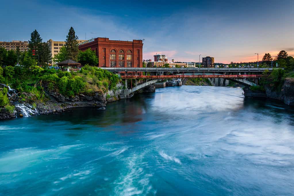 Il fiume Spokane al tramonto, a Spokane, Washington.