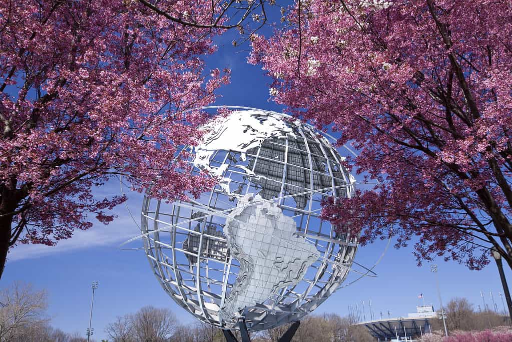 New York City, USA - 20 aprile 2014: L'Unisfera con alberi di ciliegio in fiore a Flushing Meadows Corona Park a New York City.