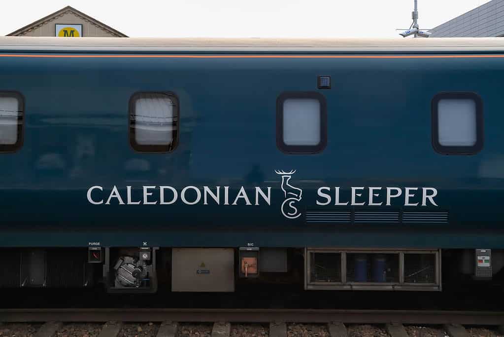 Primo piano del treno notturno caledoniano blu