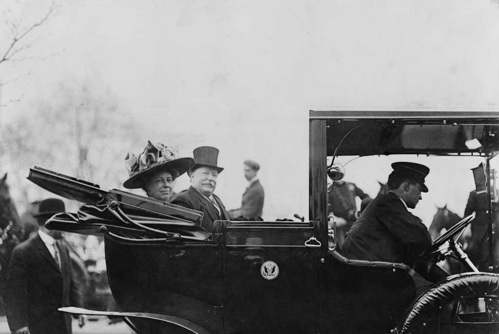 La First Lady Helen Taft, qui raffigurata in una decappottabile con suo marito, il presidente William Howard Taft, è stata la visionaria originale di quelli che sarebbero diventati gli iconici ciliegi di Washington, DC.