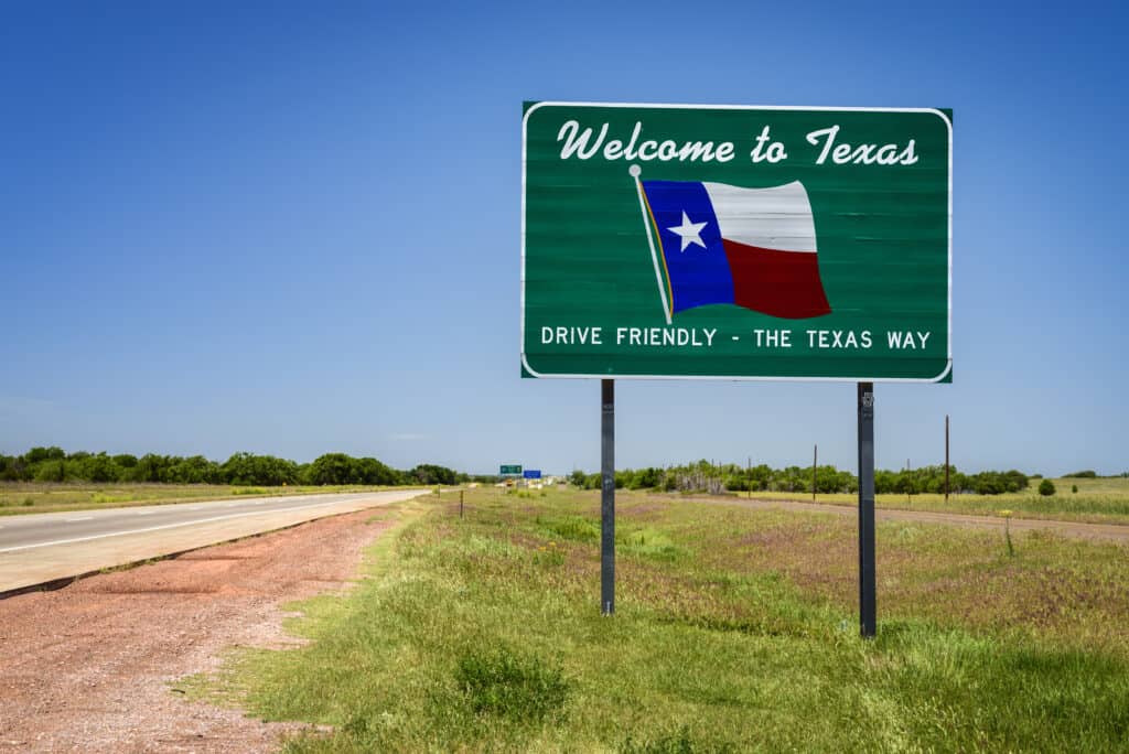 Benvenuti al cartello Texas su una strada aperta