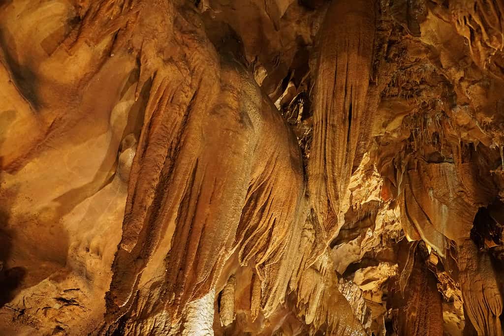 Bellissima formazione rocciosa all'interno della Diamond Cave al Mammoth Cave National Park vicino al Kentucky, Stati Uniti