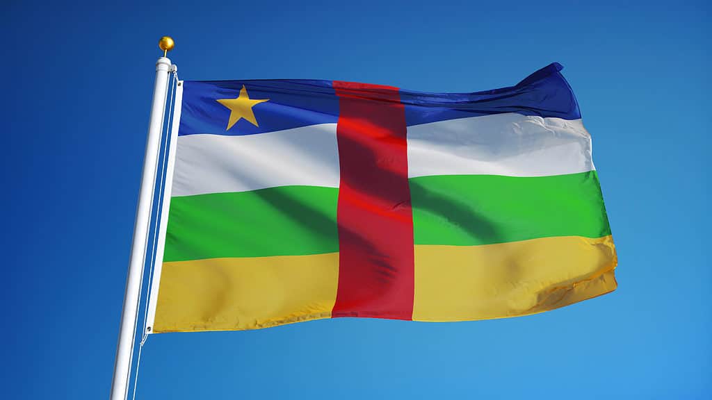 La bandiera della Repubblica Centrafricana che sventola contro un cielo blu senza nuvole