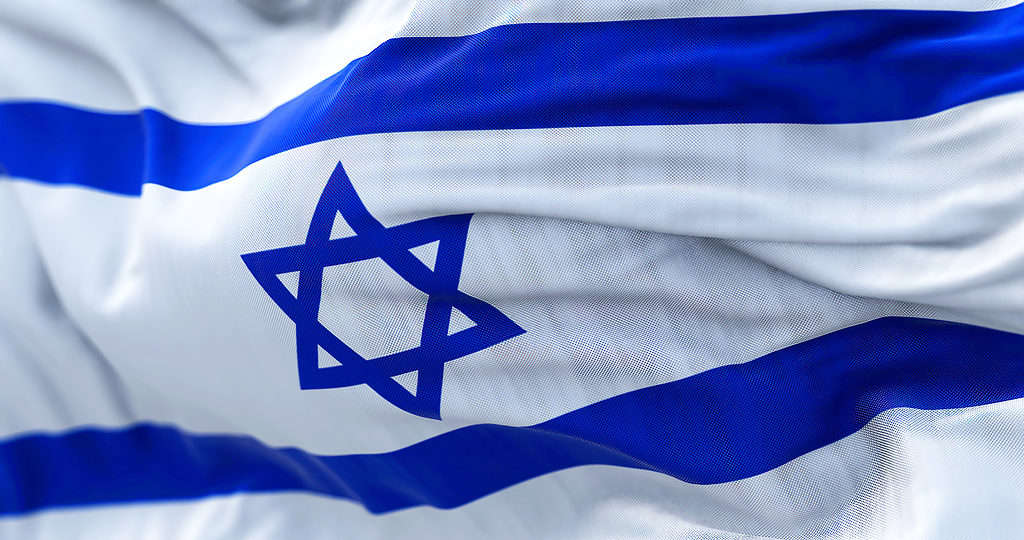 Vista ravvicinata della bandiera nazionale di Israele che sventola nel vento.