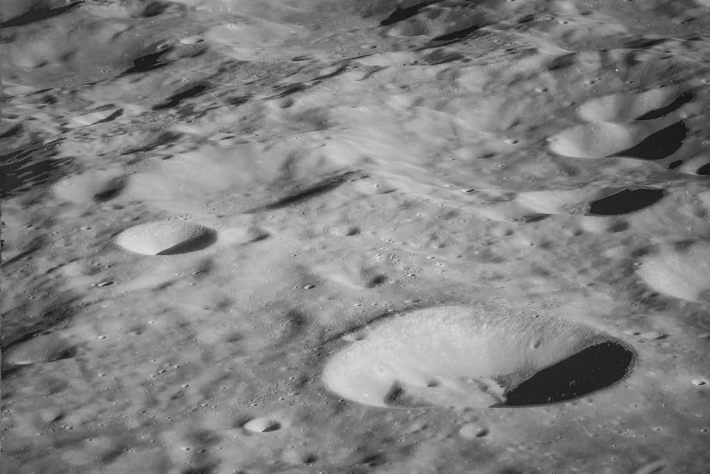 Vista ravvicinata dei crateri lunari dall'Apollo 11