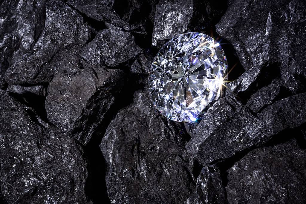 Il carbonio crea diamanti, grafite e antracite.