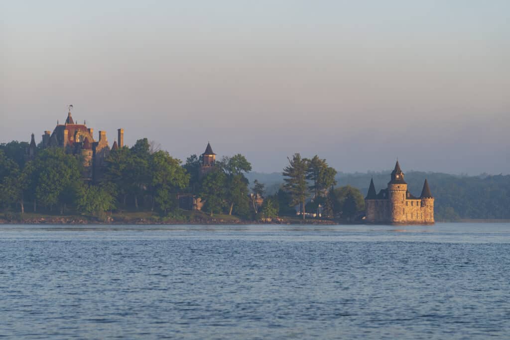 Boldt Castle, un importante punto di riferimento e attrazione turistica, si trova nella regione delle Thousand Islands di New York