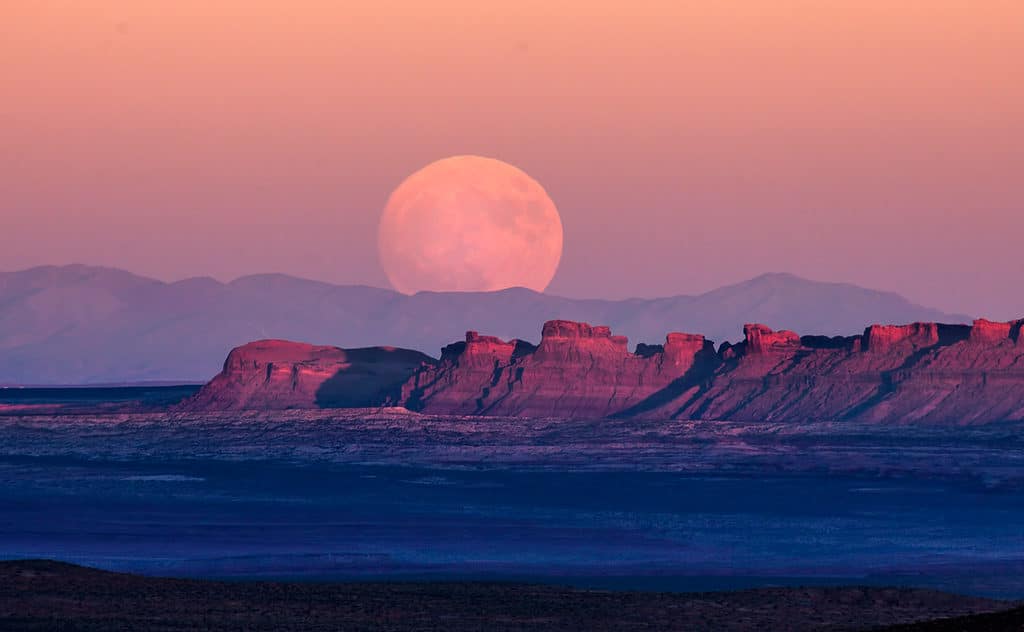 La luna piena o superluna sorge sulla Monument Valley sulla Navajo Tribal Land al confine tra Utah e Arizona.