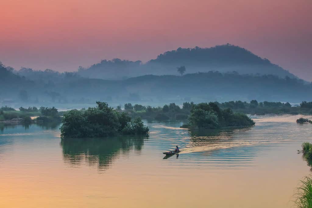 Bellissima alba sul fiume Mekong, confine tra Thailandia e Laos, provincia di NongKhai, Thailandia.