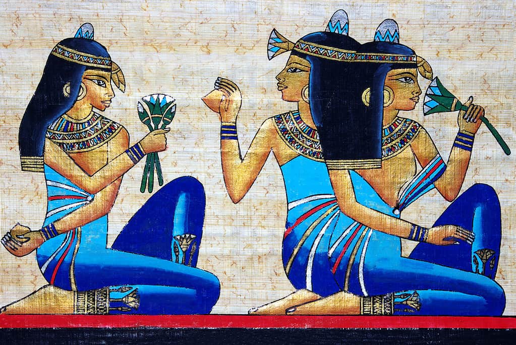 Opera con tre donne egiziane che tengono fiori di loto