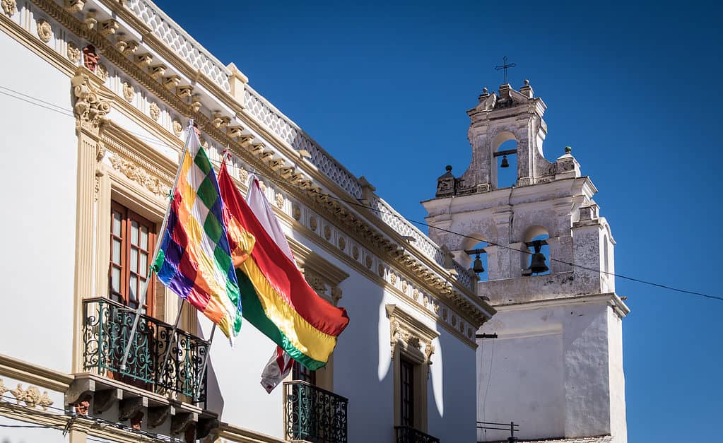 bandiere della Bolivia fianco a fianco