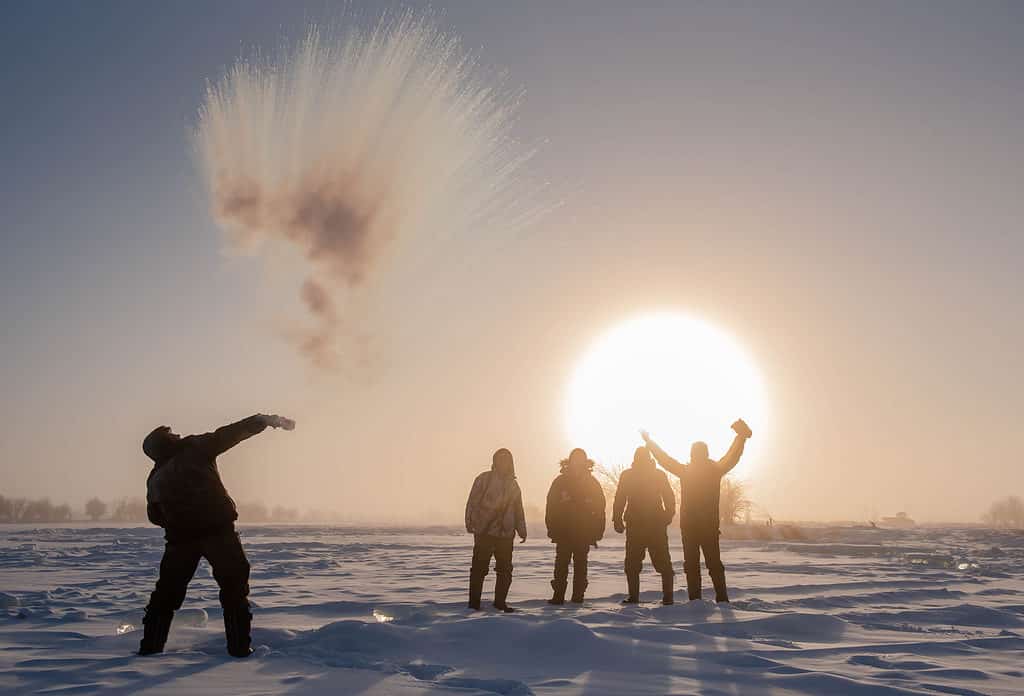 gelo -52 gradi. Cos'è il gelo Yakut quando l'acqua bollita schizzata fuori da una tazza si trasforma istantaneamente in nebbia, neve e ghiaccio.  Repubblica di Yakutia / Russia /