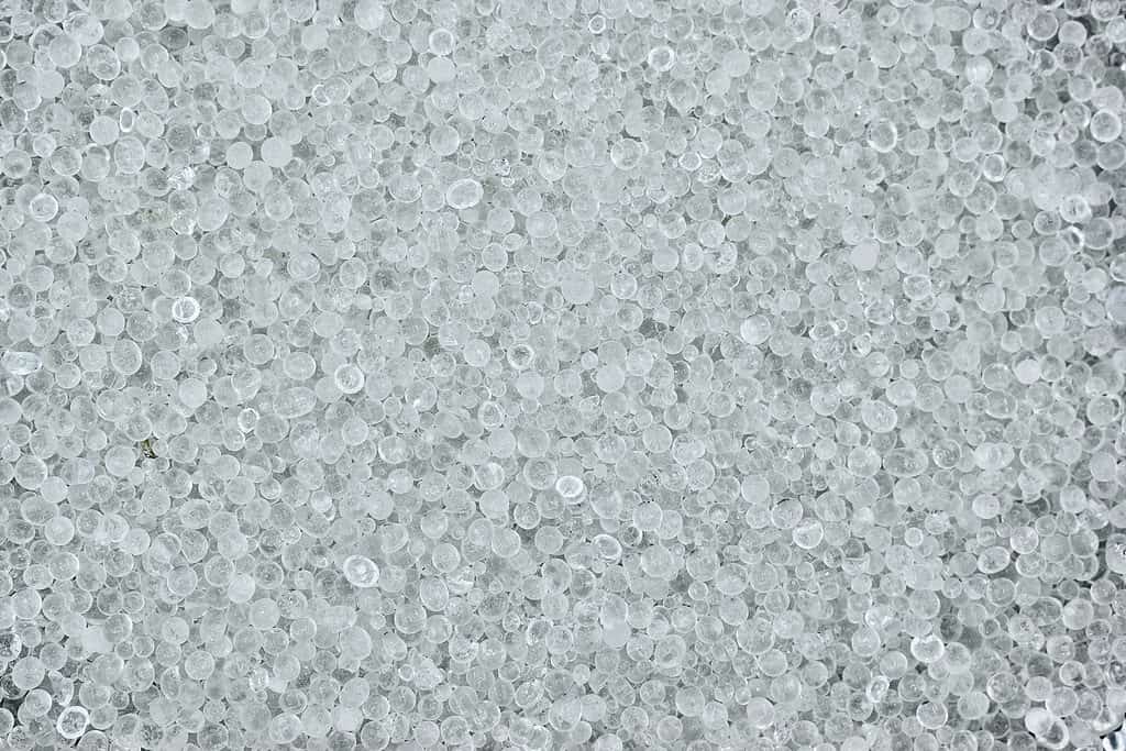 Nuovi cristalli di gel di silice.  È un essiccante.  Assorbe e trattiene il vapore acqueo.