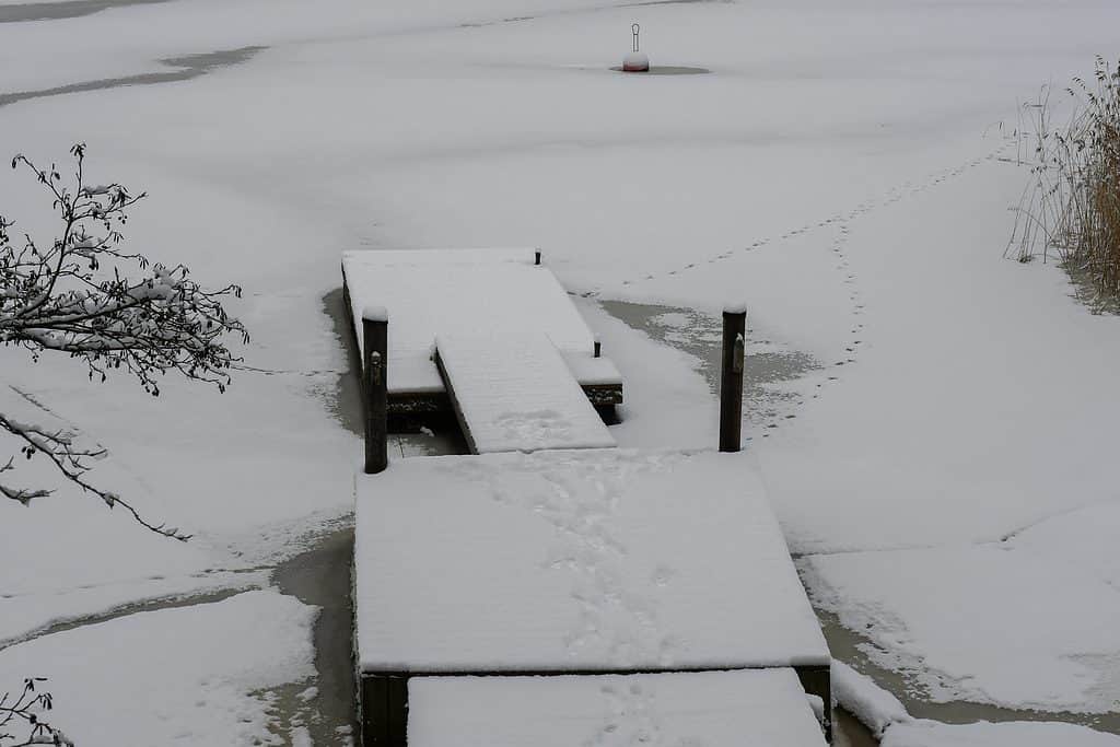 Lago ghiacciato e banchine innevate