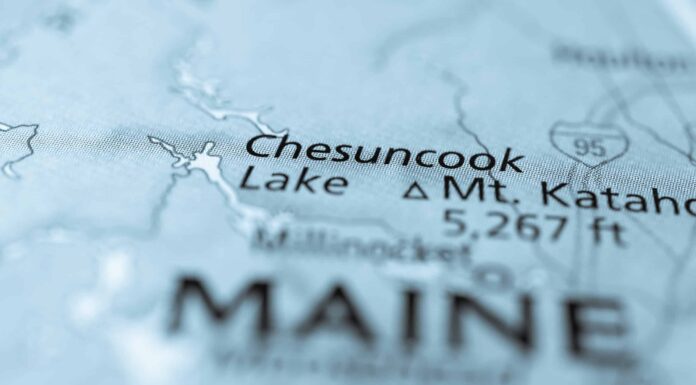 Qual è il lago artificiale più grande del Maine?
