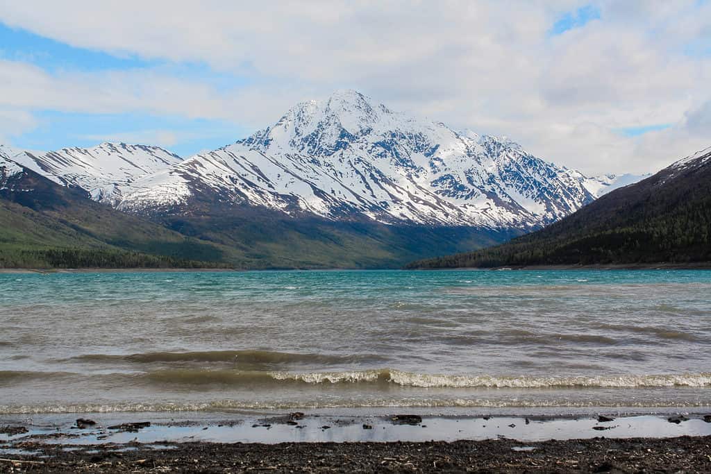 Lago Eklutna in Alaska circondato da montagne ricoperte di bianco