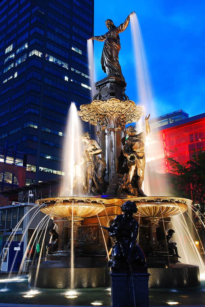 La fontana di Tyler Davidson fu dedicata nel 1871. Fountain Square è uno dei siti più visitati di Cincinnati