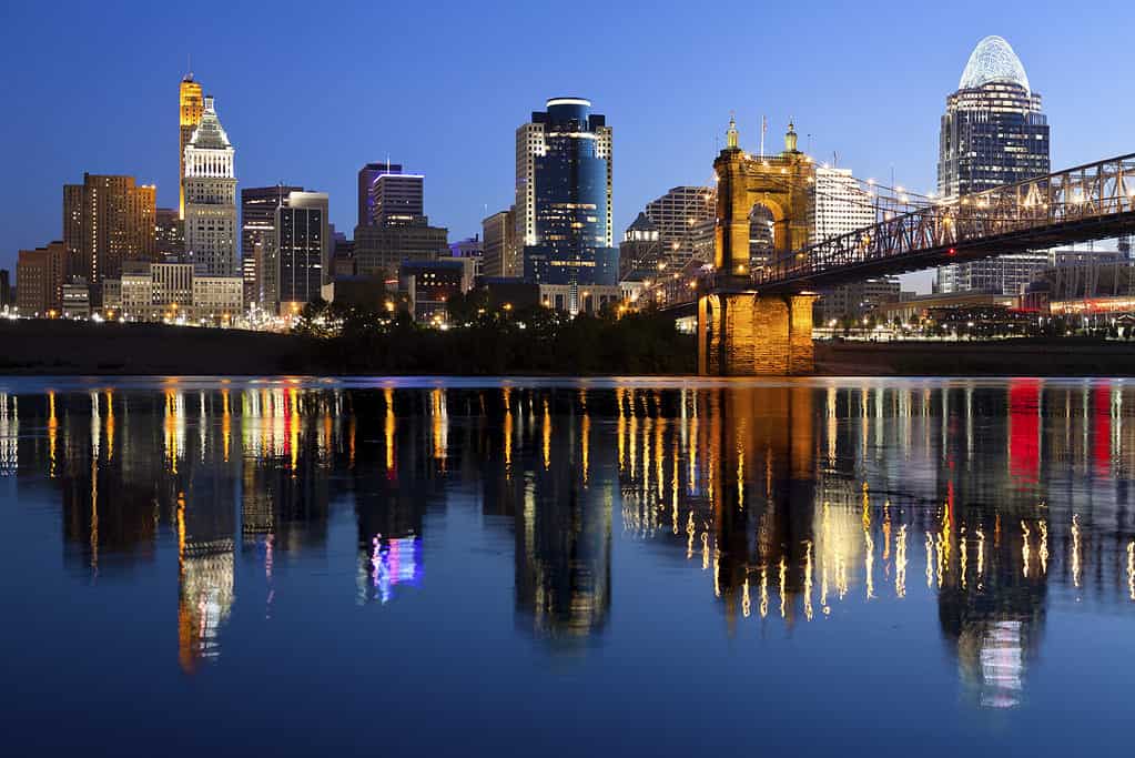 Immagine di Cincinnati e del ponte sospeso John A. Roebling al crepuscolo.