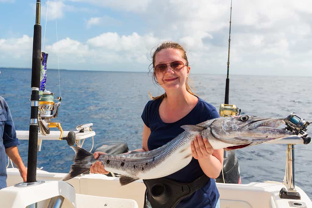 Una persona che pesca un barracuda.