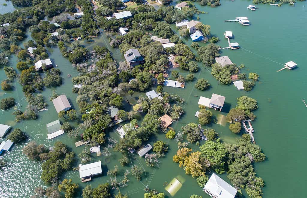 Inondazioni storiche nelle case del Texas centrale sott'acqua nella comunità di quartiere di Graveyard Point nella pianura alluvionale del lago Travis , veduta aerea con drone dell'intero quartiere sott'acqua vicino ad Austin , Texas