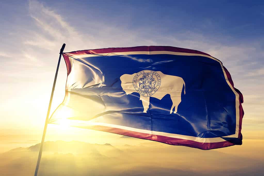 La bandiera del Wyoming con il sole dietro di essa