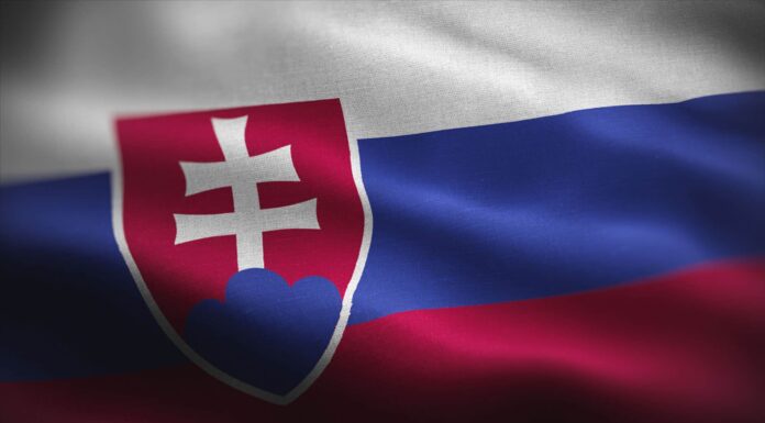 La bandiera della Slovacchia: storia, significato e simbolismo
