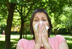 Donna con sintomi di allergia