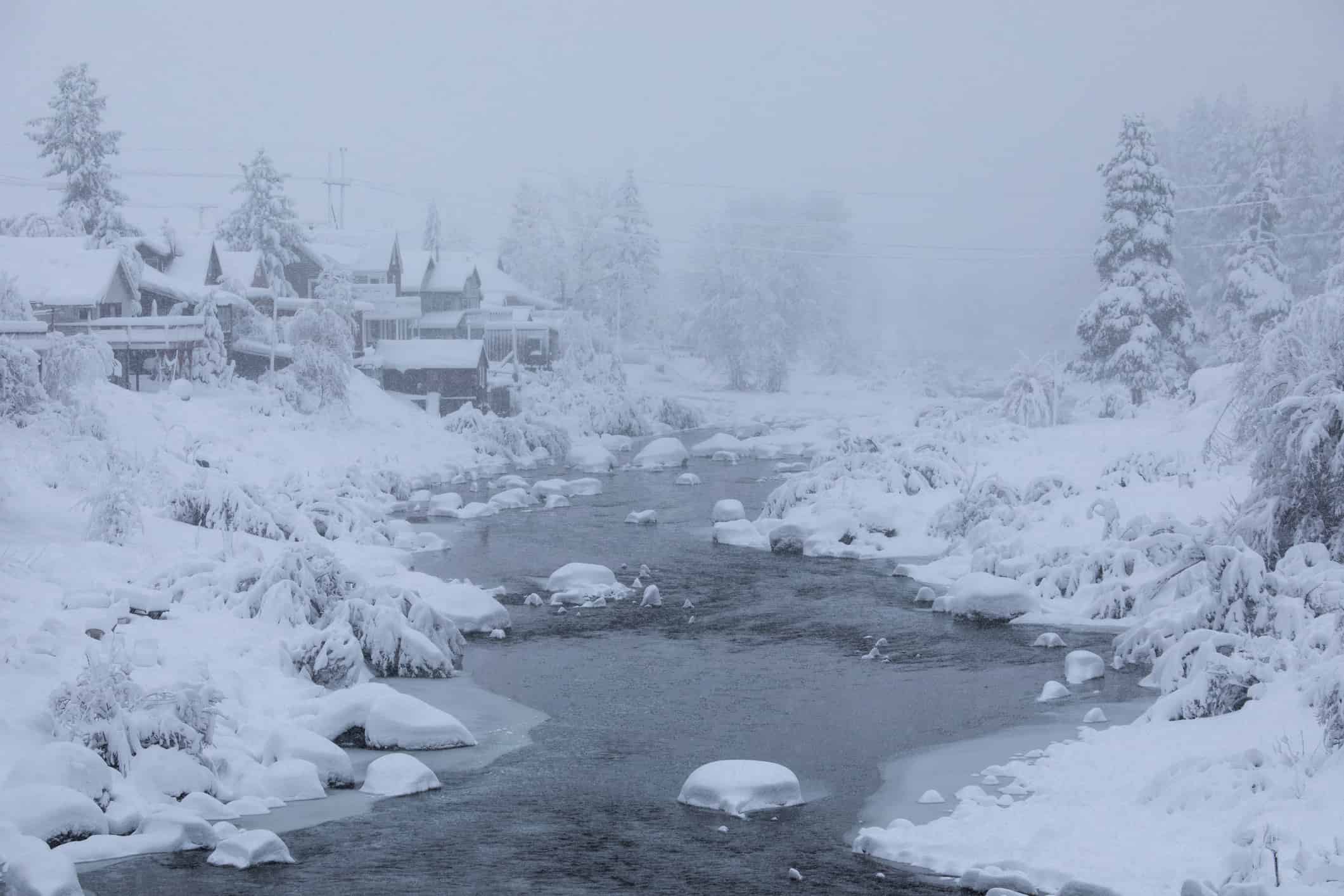 Truckee River, California durante la bufera di neve