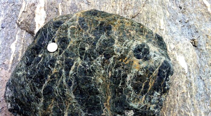 Cosa sono le rocce metamorfiche non foliate?
