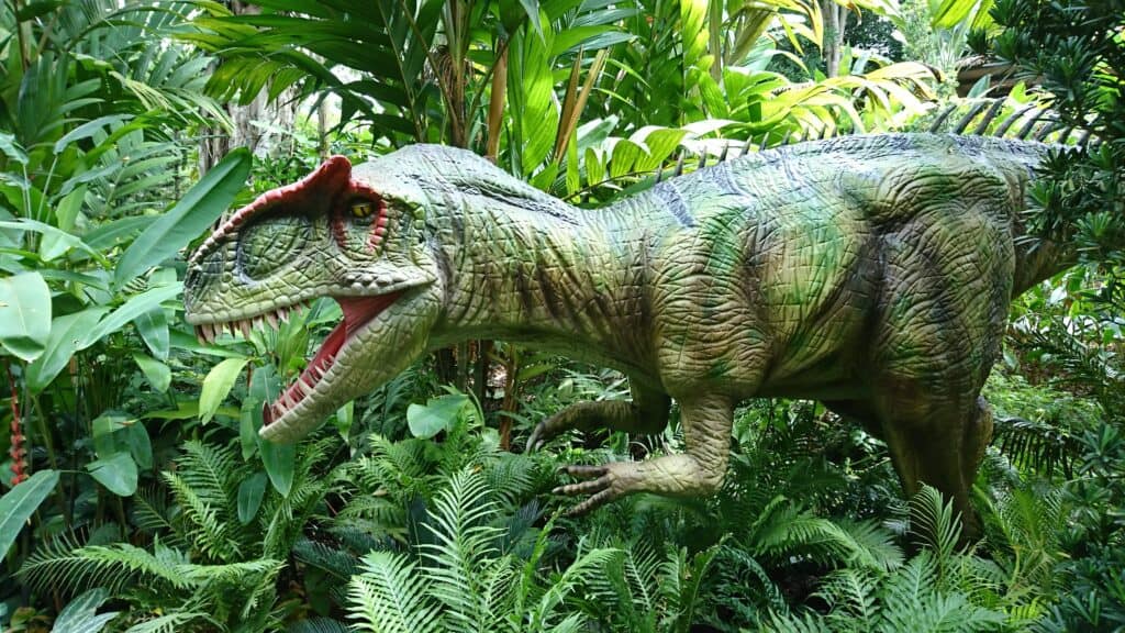 Scultura a grandezza naturale di animali preistorici, il dinosauro Allosaurus nel parco Zoo-rassic di Singapore.